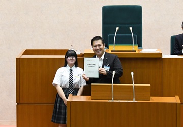 政策提言書提出の様子