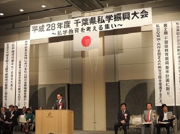 挨拶をする宇野議長の様子