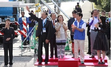 手を振る宇野議長の様子