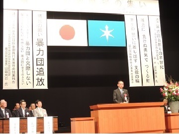 あいさつをする宇野議長の様子