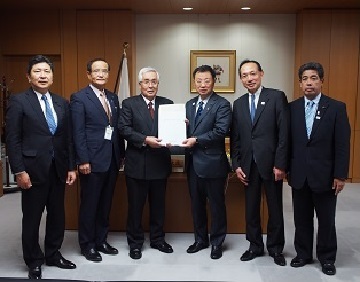 松野文部科学大臣への要請 松野文部科学大臣への要請