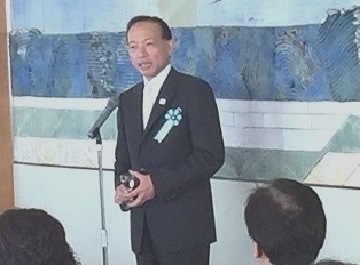 挨拶をする宇野議長の様子