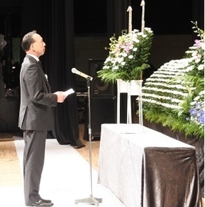 挨拶をする宇野議長の様子