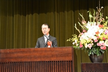 あいさつする石橋副議長