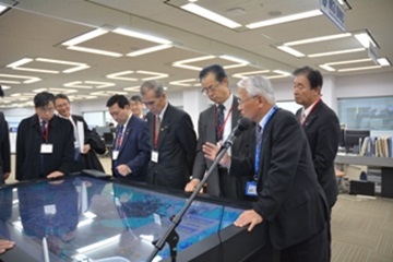 施設を視察する本間議長