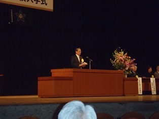 あいさつを述べる石毛副議長