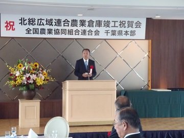 祝辞を述べる阿井議長