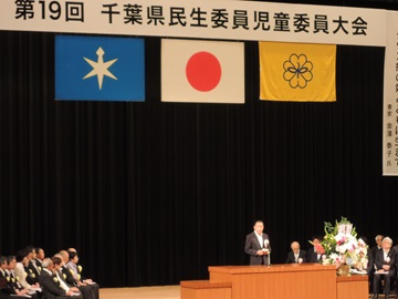 祝辞を述べる阿井議長