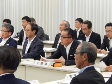 議長会委員会へ出席する阿井議長