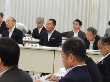 議長会役員会へ出席する阿井議長