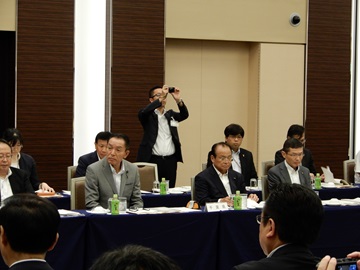 会議に出席する阿井議長と今井副議長