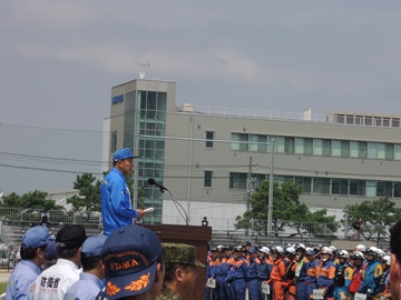 挨拶をする阿井議長