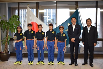 少年消防団、浦安市長と記念撮影する阿井議長 少年消防団、浦安市長と記念撮影する阿井議長