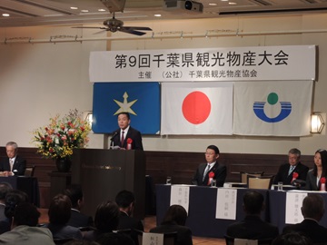 あいさつする阿井議長