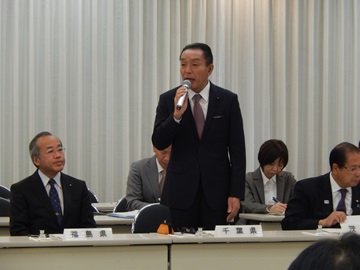 全国議長会委員会でお礼を述べる阿井議長