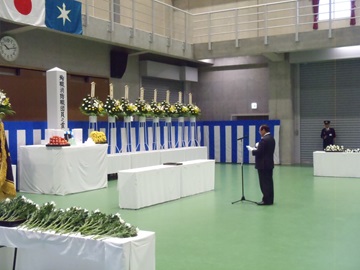 追悼の言葉を述べる今井副議長