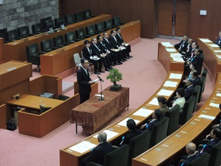 表彰式であいさつする阿井議長