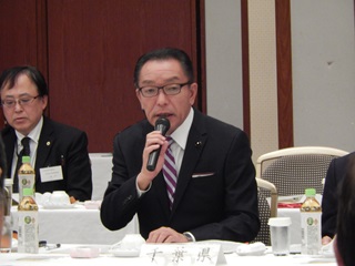 会議で意見交換を行う阿井議長