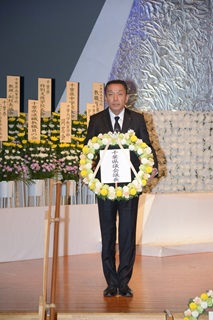 献花する阿井議長