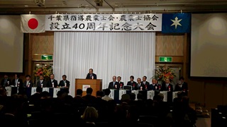 お祝いのあいさつをする今井副議長