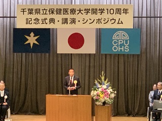 祝辞を述べる阿井議長