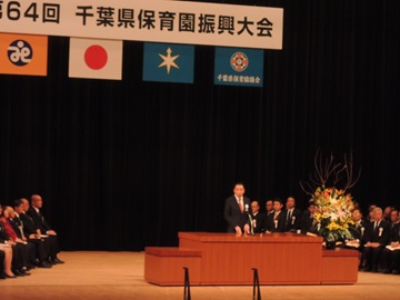 あいさつをする阿井議長の様子