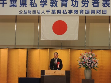 お祝いの言葉を述べる阿井議長の様子