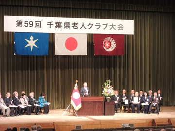 来賓として祝辞を述べる阿井議長