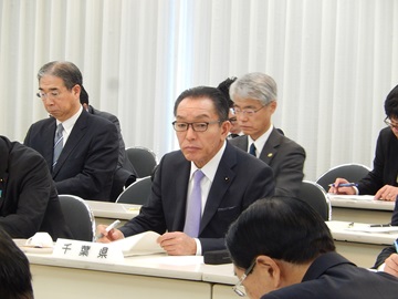 役員会へ出席する阿井議長