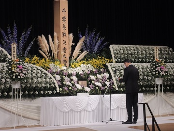 戦没者追悼式であいさつをする信田議長
