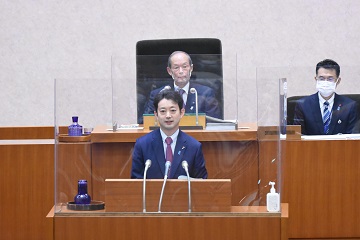 12月定例県議会開会の様子。登壇し挨拶をする熊谷知事。