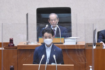 9月定例県議会にて口述を述べる熊谷知事と佐野議長