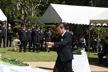 自衛隊殉職隊員追悼式にて献花を行う山本副議長の様子