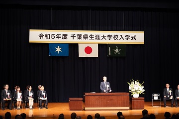 千葉県生涯大学校入学式においてお祝いの言葉を述べる佐野議長の様子