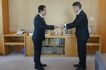 石川県東京事務所において見舞金を贈呈する伊藤議長の様子