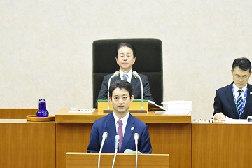 令和6年2月定例県議会開会を宣言する伊藤議長の様子