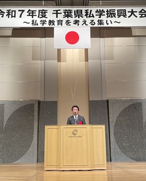 祝辞の言葉を述べる武田議長の様子