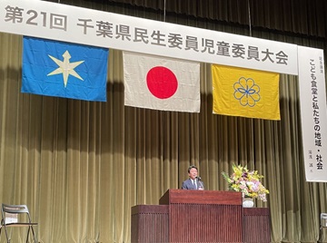 お祝いの言葉を述べる武田議長の様子