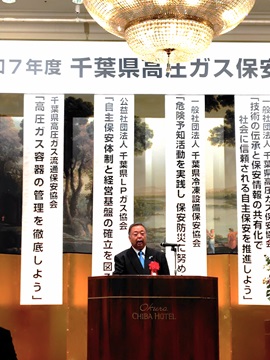 来賓としてお祝いの言葉を述べる三沢副議長の様子