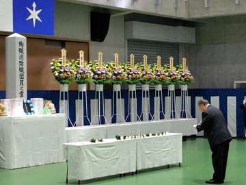 献花を行う三沢副議長の様子