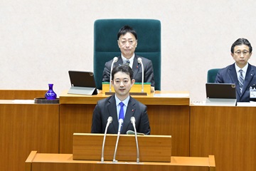 令和7年2月定例県議会開会日の知事あいさつの様子