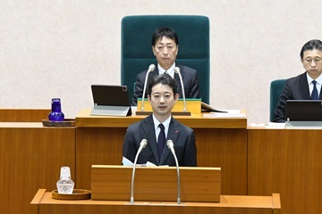 4月臨時議会であいさつする熊谷知事
