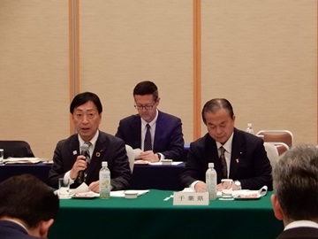 13都道府県議会議長会議にて意見交換をする瀧田議長と實川副議長の様子