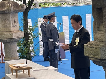 千葉県殉職警察職員・千葉県警察協力殉難者慰霊祭で追悼の言葉を述べる瀧田議長の様子