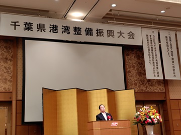 港湾整備振興大会であいさつをする實川副議長の様子