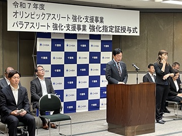 強化選手及び強化チームに向けて激励の言葉を述べる瀧田議長の様子