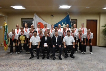 全国高校野球千葉県代表表敬訪問における集合写真