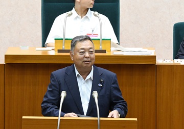 ちば高校生県議会であいさつをする三沢副議長