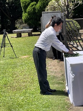 千葉県忠霊塔において献花をしている武田議長の様子