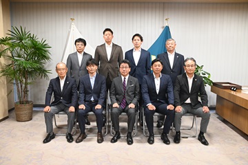 JFE東日本の皆さんと武田議長との集合写真